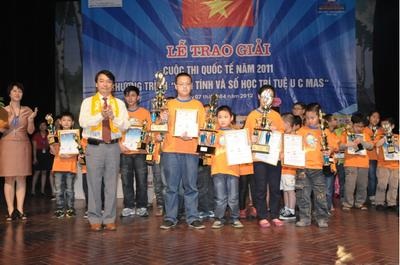 UCMAS Việt Nam trao giải cho học sinh xuất sắc