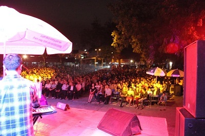 Uyên Linh cuồng nhiệt với sinh viên Huế và Đà Nẵng