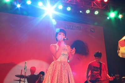 Uyên Linh cuồng nhiệt với sinh viên Huế và Đà Nẵng