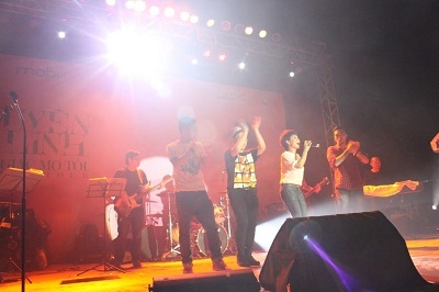 Uyên Linh cuồng nhiệt với sinh viên Huế và Đà Nẵng