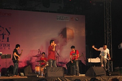 Uyên Linh cuồng nhiệt với sinh viên Huế và Đà Nẵng