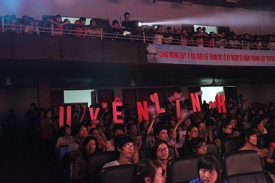 Uyên Linh cuồng nhiệt với sinh viên Huế và Đà Nẵng