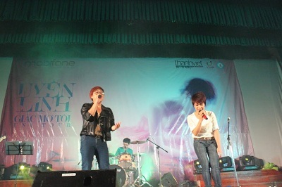 Uyên Linh cuồng nhiệt với sinh viên Huế và Đà Nẵng