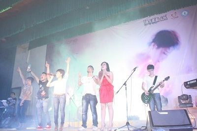 Uyên Linh cuồng nhiệt với sinh viên Huế và Đà Nẵng