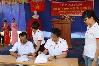 Canon khởi động dự án “Vì thế hệ tương lai” năm 2012 tại Hưng Yên - 4 Canon khởi động dự án “Vì thế hệ tương lai” năm 2012 tại Hưng Yên