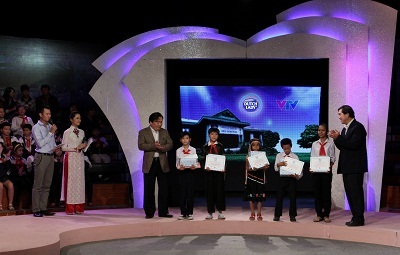 Đèn đom đóm hướng tới ngôi trường thứ 10 - 1 Đèn đom đóm hướng tới ngôi trường thứ 10