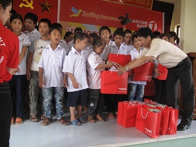 Maritime Bank trao học bổng Smiling Tomrrow cho trẻ em nghèo hiếu học