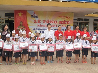 Maritime Bank trao học bổng Smiling Tomrrow cho trẻ em nghèo hiếu học