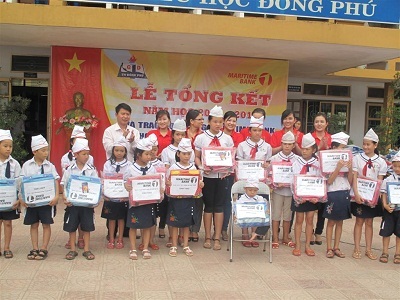 Maritime Bank trao học bổng Smiling Tomrrow cho trẻ em nghèo hiếu học