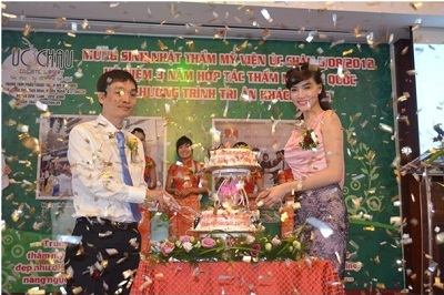 Phẫu Thuật khuôn mặt đẹp với Bác sĩ Nam - 1 Siêu mẫu Trang Nhung cắt bánh kem mừng sinh nhật thẩm mỹ Úc Châu với Bác sĩ Hữu Nam