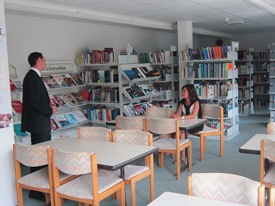 Thư viện trường “sách” IMI – trường còn có một thư viện khác gọi là “Thư viện số”