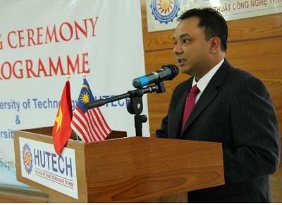 Ông Sharzryll Zahiran - Tổng lãnh sự Malaysia tại TP.HCM phát biểu trong lễ khai giảng.