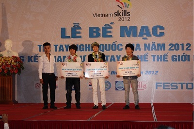 Kella với hội thi tay nghề trẻ Quốc gia năm 2012 - 1 Đại diện công ty Kella trao giải Nhất Nhì Ba cho các thí sinh đạt giải cao nhất