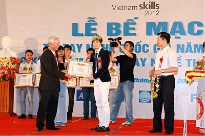 Kella với hội thi tay nghề trẻ Quốc gia năm 2012 - 2 Vũ Lam Sang- Thí sinh của Trung tâm dạy nghề tư thục Thanh Kinh HCM nhận giải nhì