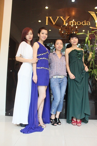 IVY Moda đồng hành cùng Hoa Hậu Việt Nam 2012 - 3 Các thí sinh chụp hình với những bộ trang phục lựa chọn tại IVY Moda
