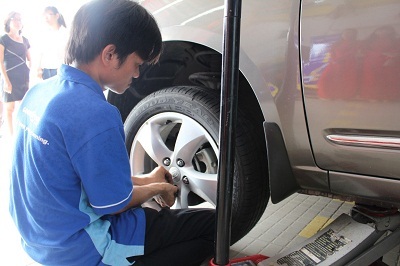 Nhân viên kỹ thuật đang kiểm tra xe