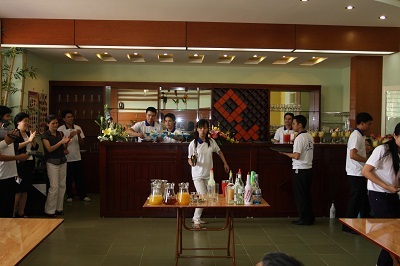 Buổi học thực hành pha chế biểu diễn