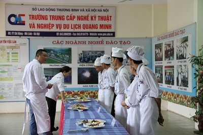 Giáo viên kiểm tra kết quả thi thực hành tay nghề CBMA K4