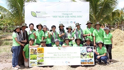 “Một ngày làm nông dân” của Đại sứ môi trường Bayer 2012