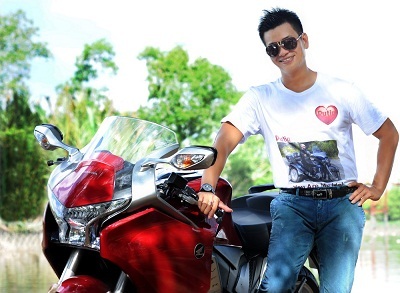 Phần đầu xe nổi bật với cụm đèn pha cỡ lớn, đèn xi nhan tích hợp trên gương chiếu hậu