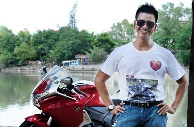 Công motor với trang phục “lạ” lái Honda VFR 1200cc