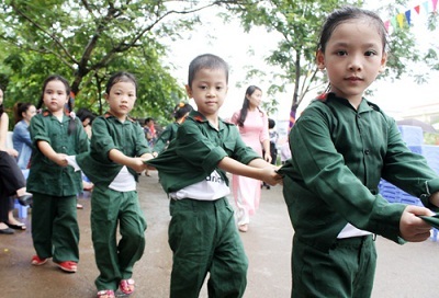 Học sinh trường VIP diện "màu áo chú bộ đội" đi khai giảng - 1 Học sinh khối THPT của trường trong tiết mục hát về biển đảo.