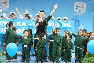 Các bé lên sân khấu, biểu diễn chào mừng lễ khai giảng cùng ca sĩ Tùng Dương.