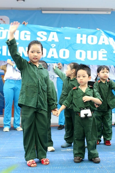 Các bé lên sân khấu, biểu diễn chào mừng lễ khai giảng cùng ca sĩ Tùng Dương.