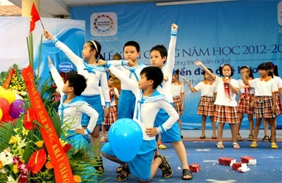Học sinh trường VIP diện "màu áo chú bộ đội" đi khai giảng - 5 Các tiết mục văn nghệ mang đậm màu sắc biển đảo.