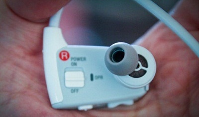 Dòng sản phẩm NWZ-W262 với tai nghe in-ear và nút nguồn tích hợp ở mặt trong của máy