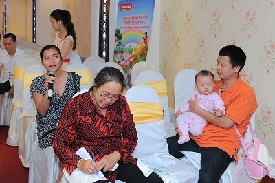Hỏi nhanh đáp kỹ cùng các Bác sĩ nhi khoa hàng đầu thành phố - 2 Tranh thủ ghi chép những kiến thức bổ ích vừa được Bác sĩ cung cấp