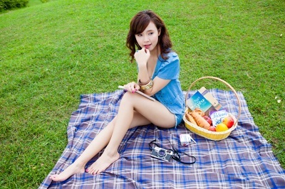 Sau khi ăn sáng cô nàng sửa soạn đồ để đi picnic ở ngoại thành