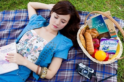 Sau khi ăn sáng cô nàng sửa soạn đồ để đi picnic ở ngoại thành