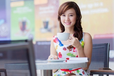 Sau khi ăn sáng cô nàng sửa soạn đồ để đi picnic ở ngoại thành