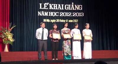 Trao học bổng “Dạ Hương chung sức cùng nữ thầy thuốc tương lai” - 1 Ông Nguyễn Văn Đình – Phó giám đốc trao học bổng cho nữ sinh ĐH Dược Hà Nội