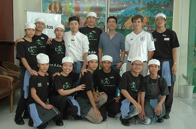 Ông Ryan Hart chụp ảnh lưu niệm cùng các học viên nghề bếp KOTO