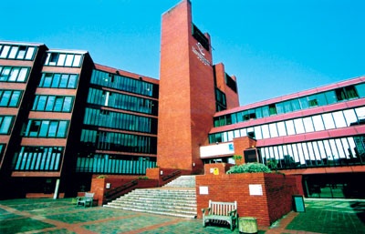 Hội thảo chương trình thực tập hưởng lương tại trường Ealing, Hammersmith & West London College, UK - 1 EHWLC đào tạo nhiều chương trình học đa dạng phù hợp với sinh viên ở các độ tuổi khác nhau: