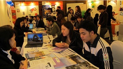 Phụ huynh và học sinh cần tìm hiểu rõ trường, quốc gia khi có ý định đi du học.(Sưu tầm: