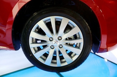 Suzuki New Swift gây ấn tượng - 5 Xe sử dụng vành hợp kim kích thước 16 inch, 12 chấu