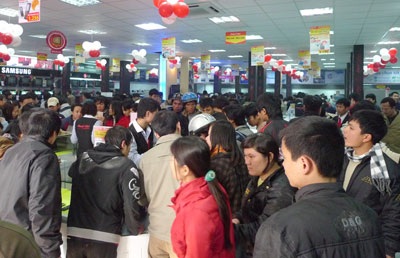 “Bom tấn”…. phá băng thị trường điện máy - 1 Không khí mua sắm sôi động, chen chúc mua hàng khuyến mại mất hút trong năm 2011.
