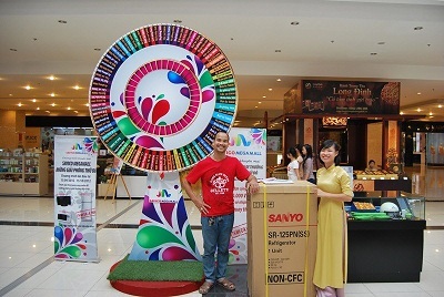 Cơn mưa quà tặng cùng Savico Megamall - 1 Nụ cười rạng rỡ của anh Lê Văn Dũng khi là khách hàng may mắn trúng tủ lạnh Sanyo 132L