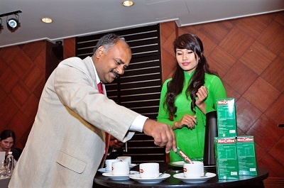 Ông Anil - Giám đốc chiến lược khu vực pha cà phê mời báo đài