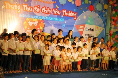 Hình ảnh sôi động tại offline Trung Thu Ngôi Sao Nhí