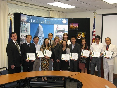 Lễ trao Bằng Công dân danh dự cho Đoàn Giáo dục Việt Nam tại thành phố Lake Charles, Louisiana, Mỹ