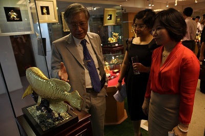 Dị nhân” Nguyễn Vũ Tuấn Anh tư vấn cho khách hàng về ý nghĩa của linh vật phong thủy cá rồng