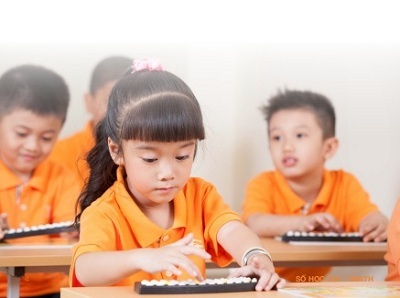 Học sinh thực hành trên bàn phím gảy tại I’Math