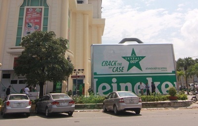 Náo nức “Bẻ khóa điệp vụ Skyfall” cùng Heineken - 2 Chiếc vali khổng lồ tại Vĩnh Trung Plaza - Đà Nẵng