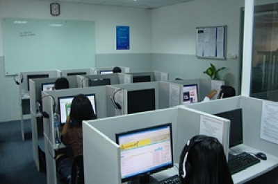 Tiếng Anh giao tiếp cấp tốc: Bí quyết để nói tiếng Anh lưu loát như người bản xứ - 3 Học viên luyện nghe và phát âm tại phòng lab hoặc hình học viên thuyết trình trong lớp.