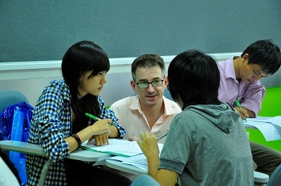 Trung tâm khảo thí TOEFL toàn diện mới tại miền Bắc - 2 Trao đổi cùng Simon trong lớp học mẫu.