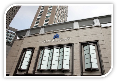 Monovision – liệu pháp khắc phục Lão thị - 5 Ông John Allwood – Du khách Australia phẫu thuật Monovision trị lão thị tại bệnh viện Mắt Cao Thắng